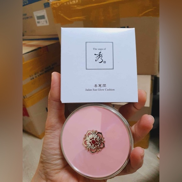 The saga of Xiu Pink Peony Cushion Special Edition Jadan Sun Glow Cushion #21 - Picture 2 of 3